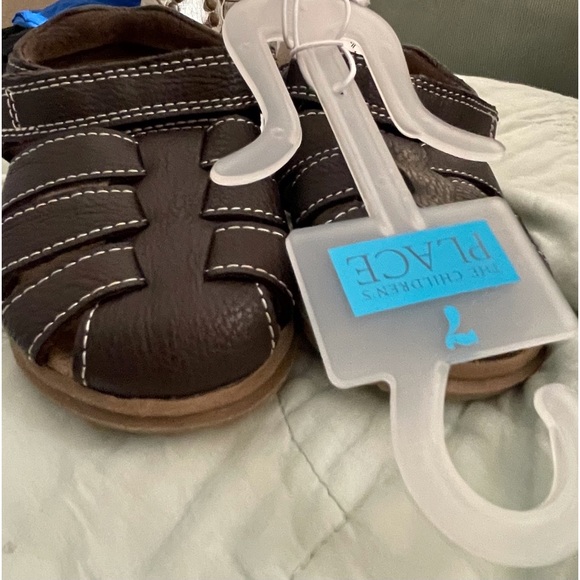 Children place brown shoes - Picture 3 of 4